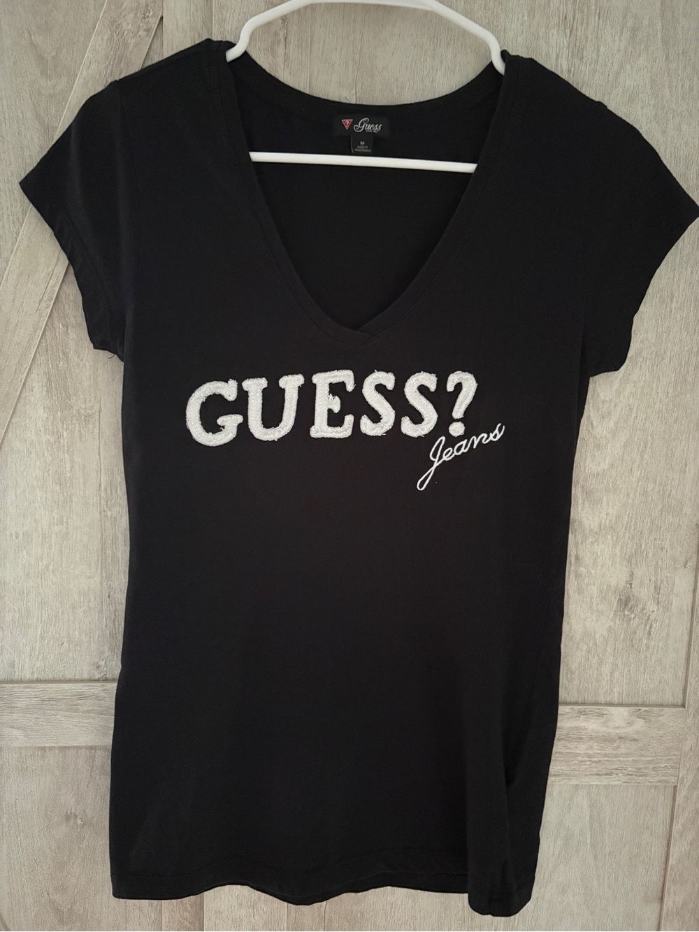 GUESS? Logo V-Neck Tee | Women's Medium